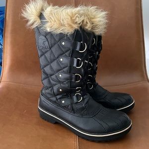 Sorel black and gray Tofino waterproof boots